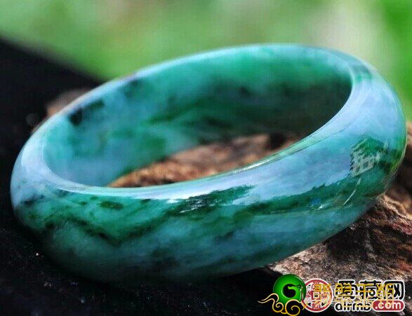 你了解翡翠镯子有多少种吗？每个的实际意义是啥？   第1张