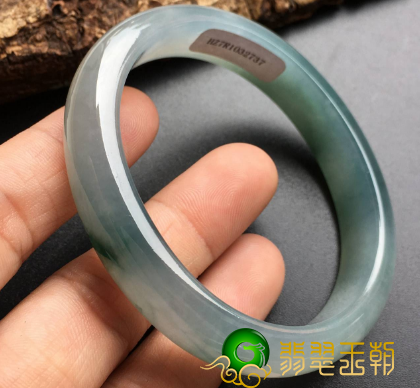 翡翠贵妃镯该怎样选择？侧重于翡翠的质量都不彻底是对的   第2张
