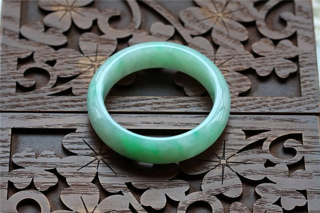 怎样让玉镯子愈来愈透亮?这种维护保养方法你不能错过了！   第3张