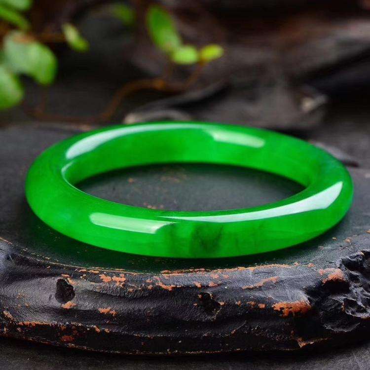 翡翠冰种帝王绿翡翠多少钱一克