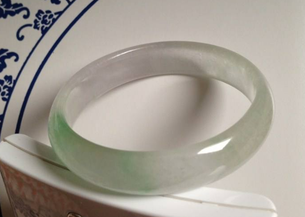 怎么鉴别翡翠手镯，请看以下三点！   第1张
