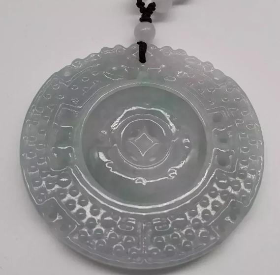 
教你这几个常用招式辨别翡翠
   第1张