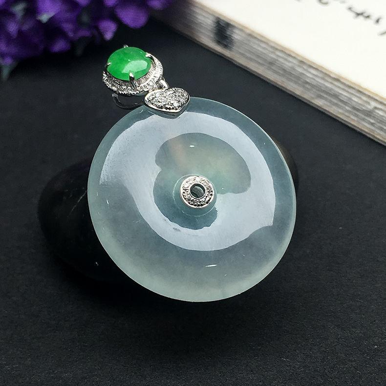 翡翠平安扣的保养 翡翠平安扣能够保佑人的一生平安   第1张