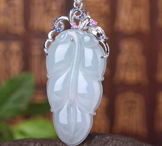 翡翠吊坠价格，来看看影响翡翠吊坠价格的因素有哪些？   第1张