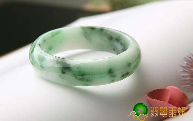 翡翠镯子该如何保养？那样的方式 让翡翠一直全是晶莹剔透的   第2张