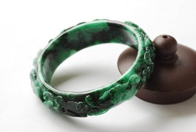 带黑癣翡翠手镯好吗？带黑癣翡翠手镯的价格怎么样？   第1张