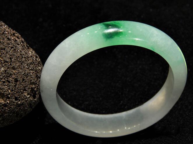 及时搞清白底青翡翠手镯价格很重要 别一小心就买亏了 第1张