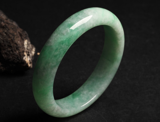 天然碧玺和翡翠有什么不一样？看完文章，你就懂了   第2张