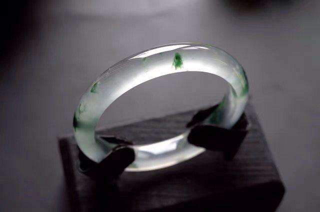 极品翡翠手镯价格高吗?一文带你认识翡翠的绝世魅力! 第3张