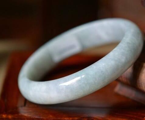 白色糯种翡翠手镯多少钱一个 不懂行情可会吃亏的   第1张