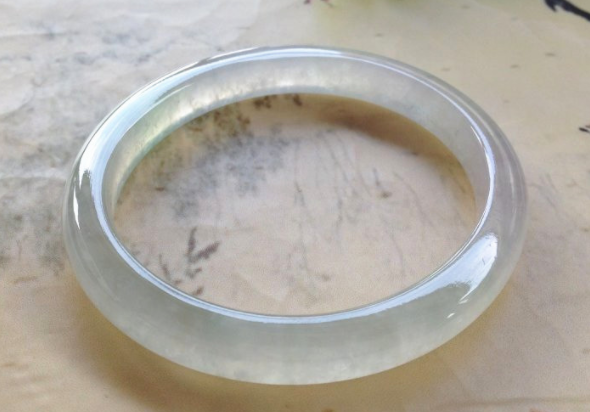 看完文章我才知道原来白冰翡翠手镯这么好看！   第1张