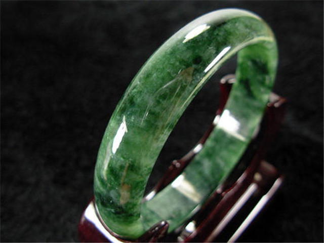 阳绿翡翠手镯价格高吗?本文为你解答! 第1张