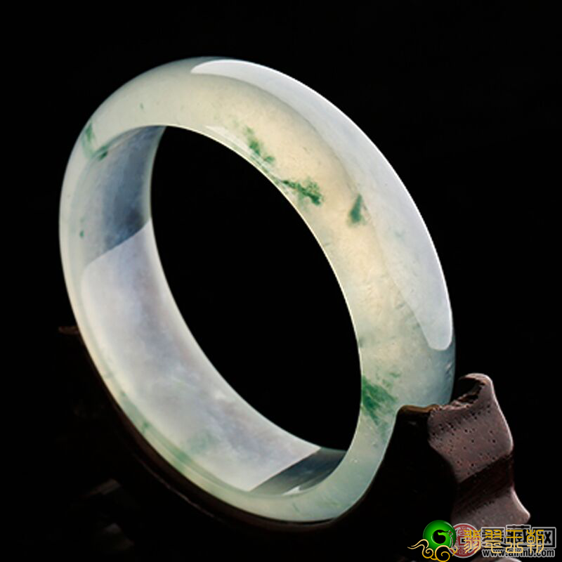 如何辨别翡翠冰种翡翠？这几个常用招式给你有着慧眼 