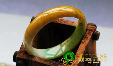 辨别翡翠镯子真伪的方式 有什么 翡翠镯子真伪鉴别 