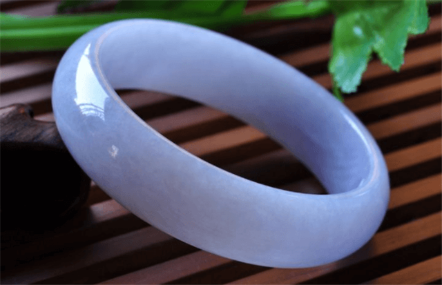 翡翠手镯不带绿好吗？来看看它有哪些颜色？   第2张