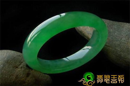 女人戴翡翠手镯的寓意是什么?戴翡翠手镯的寓意你知道吗?   第3张