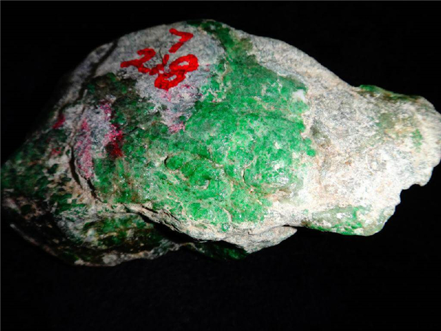 什么是翡翠的癣？原来它对翡翠毛料的影响是这样的！   第2张