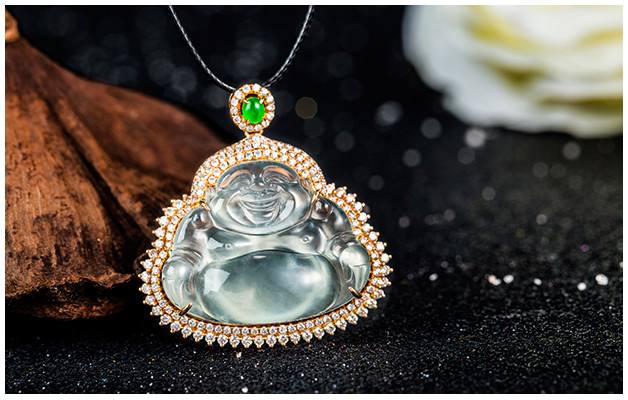 白冰翡翠吊坠价值如何？本文为你揭开答案！   第1张