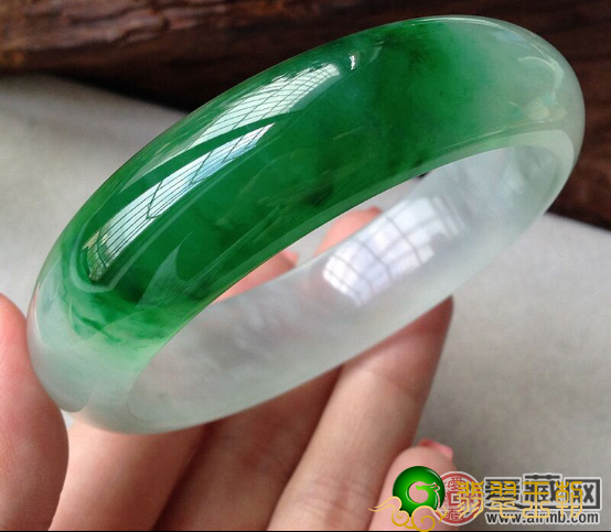 如何辨别翡翠镯子呢？学好这种你也可以简易辨别 