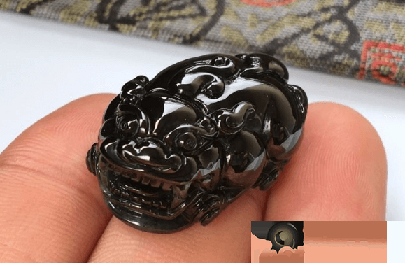 貔貅吊坠能够驱邪旺财，墨翠貔貅合适什么人戴？   第1张