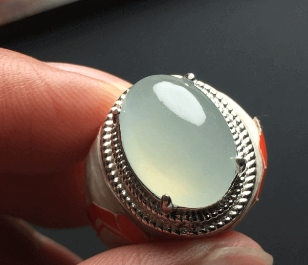 结婚周年纪念日，我想送她冰白翡翠戒指，价格贵吗？   第2张