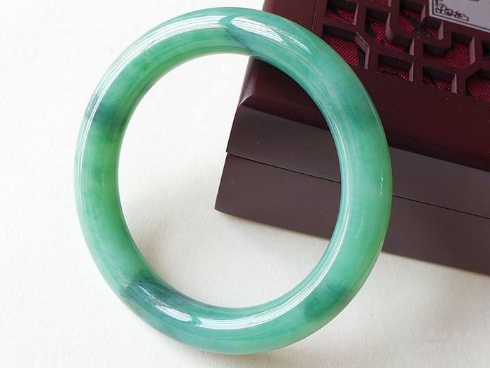 满绿糯种翡翠手镯价格高吗?一文带你认识它! 第2张