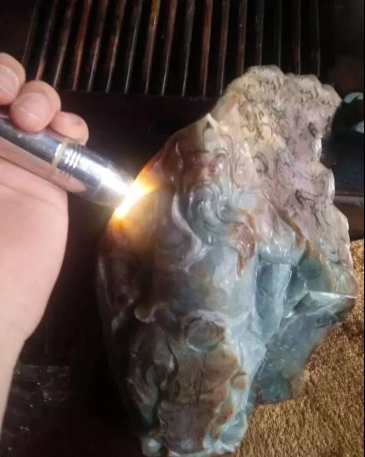 
                历时三年，终把一块2.6公斤的“大雾”变成艺术，手艺人辛苦了
   第1张