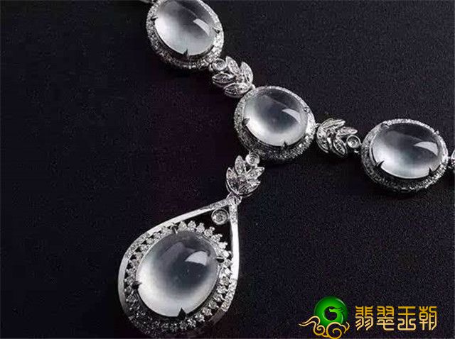 翡翠种类多种多样，那么玻璃种和豆种之间有什么差别？   第2张