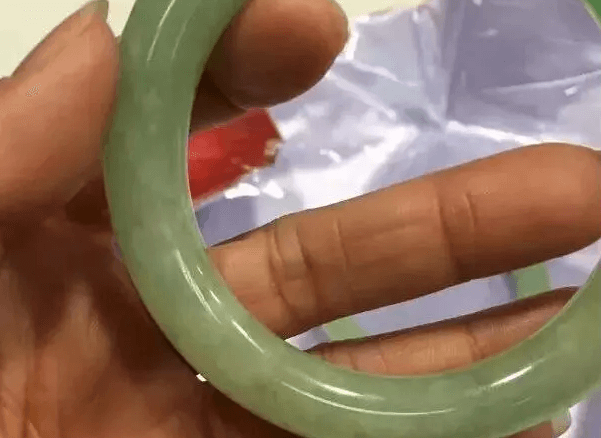 翡翠戴久了会发黄？先来弄清楚翡翠变种和飘黄的区别   第2张