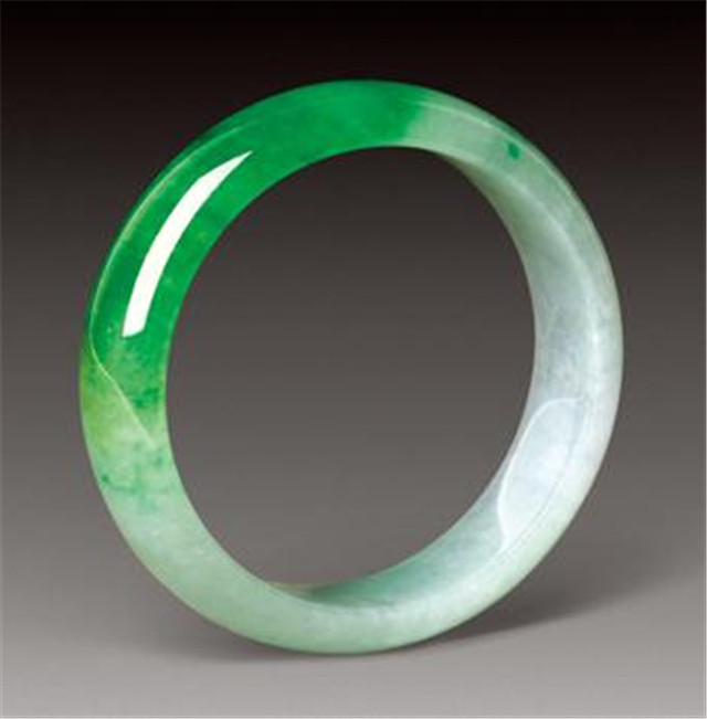 翡翠有绺裂还有价值吗?它能让价值爆跌! 第3张