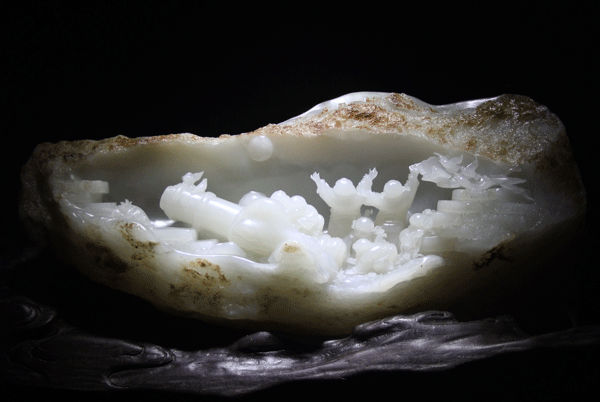 玉雕师默默的雕琢，让每一块玉石呈现其最大价值   第1张