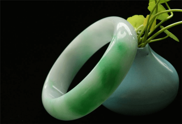 翡翠手镯A货和B货差别大吗？自己要怎么初步判断？   第1张