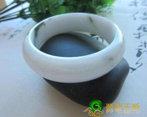 白糯种翡翠手镯多少钱一个 不明白市场行情可会吃大亏的   第2张