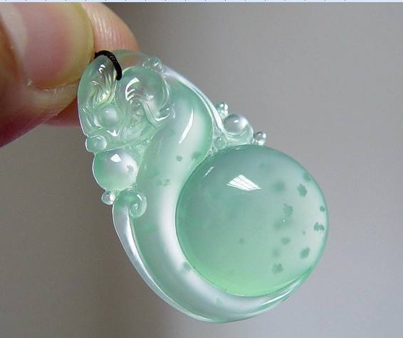 翡翠真假怎么鉴定？有哪些方法可以判断出翡翠的好坏？   第2张