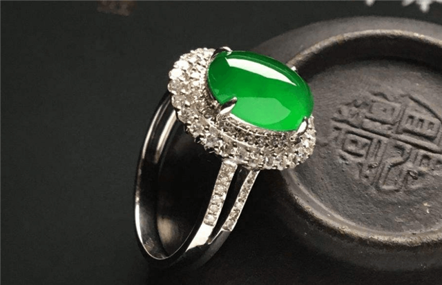 翡翠戴在左手还是右手?佩戴翡翠有哪些讲究? 第2张