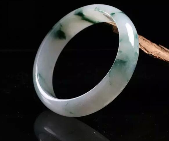 经常佩戴翡翠手镯真的好吗 专家教你正确的戴法   第1张