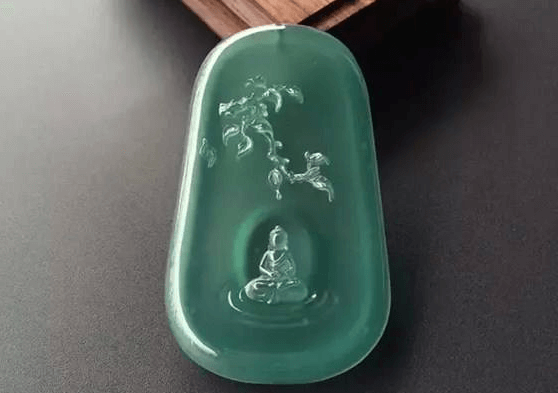 蓝绿色翡翠是什么种？很多人对它爱不释手的原因在哪里？   第1张