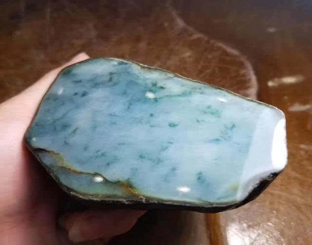 如何看翡翠原石的表现？翡翠原石切开后图片怎么看？   第2张