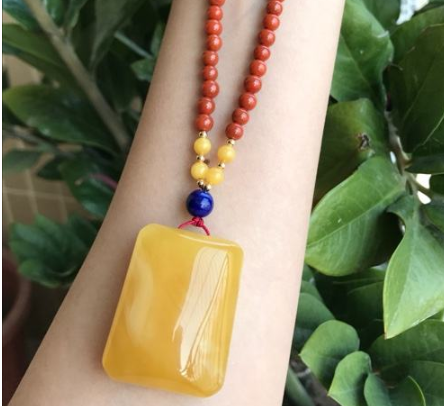 琥珀手串的功效与作用禁忌  挑选时应注意什么 