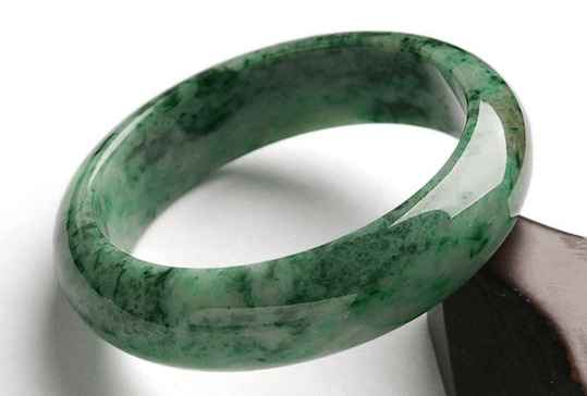 翡翠中的藓究竟是怎么回事?带黑癣翡翠手镯好吗? 第3张