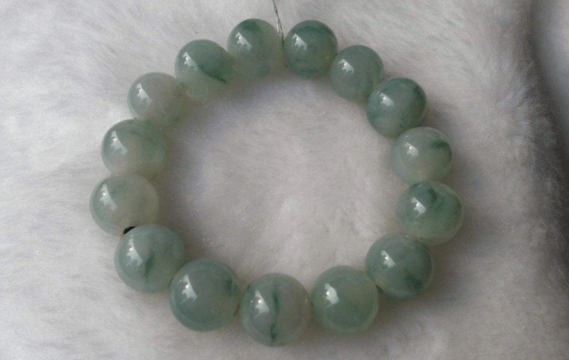 你想买一款翡翠手串吗？快来看看冰种飘花翡翠手串价格吧！   第3张