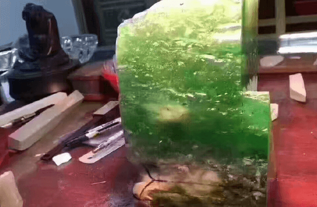 翡翠原石的价格高吗？公盘上的标王分分钟超亿元   第4张