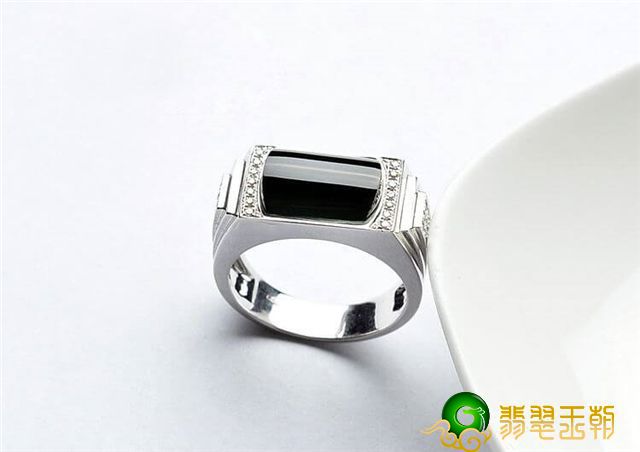 男性翡翠戒指样式有什么？扒一扒它有哪些喻意！   第1张