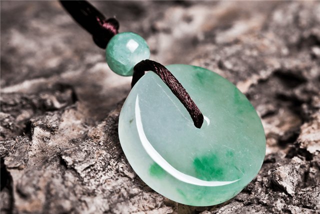 翡翠平安扣寓意安全旺财，很合适男士配戴   第2张