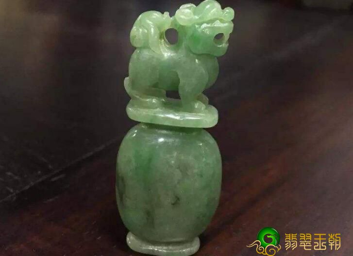 针对个人收藏的老古董翡翠要怎么维护保养呢？和我一起来看一下。   第2张