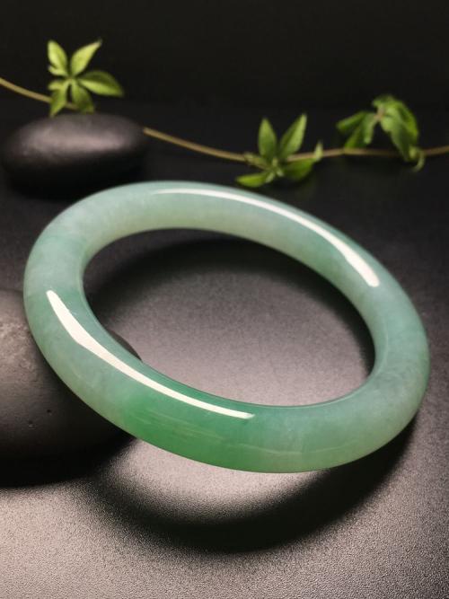 你别不信！这样购买翡翠手镯，可免去90%的意外！   第1张