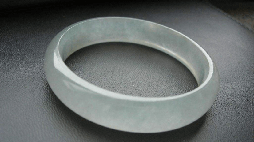 想要买手镯吗？快来看看冰种无色翡翠手镯价格吧！   第2张