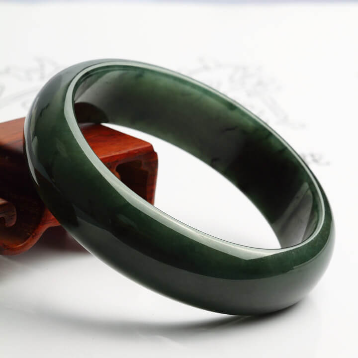 最近很火的墨绿翡翠怎么挑？看完才知道！   第1张