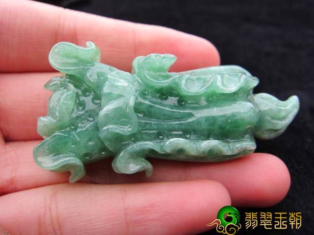 大白菜摆饰要多少钱？为何大家要把翡翠手工雕刻成大白菜样子？   第2张