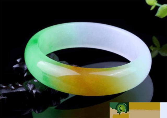 销售市场上那么多三彩翡翠是真是假？三彩翡翠手镯价格为什么那麼高？   第2张